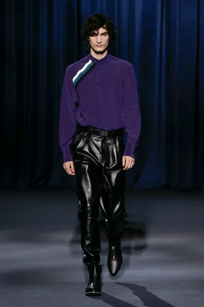 Look 16